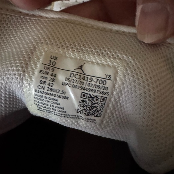 Nike Air High-Tops with Gold and White Finish - Picture 6 of 9